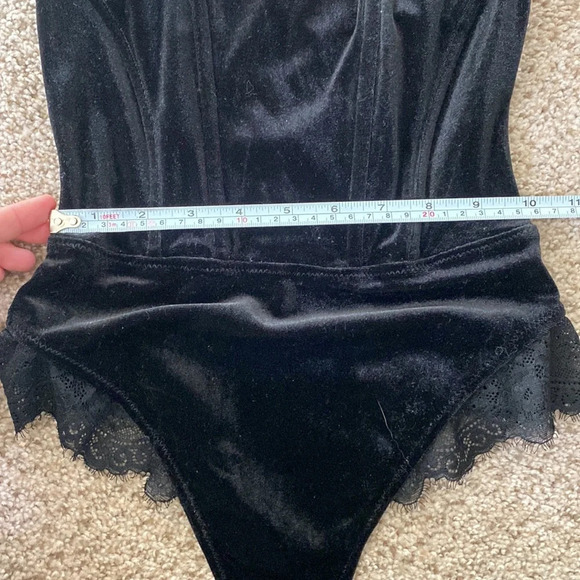 Black velvet and lace thong corset lingerie - Picture 7 of 9